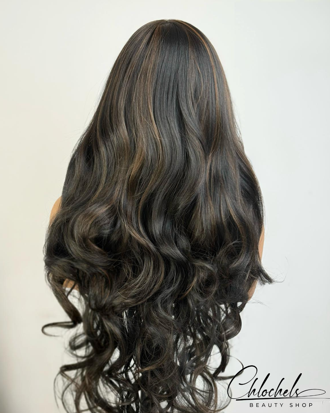 Perruque Noire Ondulée Mèches Caramel – Volume & Élégance Naturelle