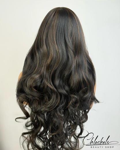Perruque Noire Ondulée Mèches Caramel – Volume & Élégance Naturelle