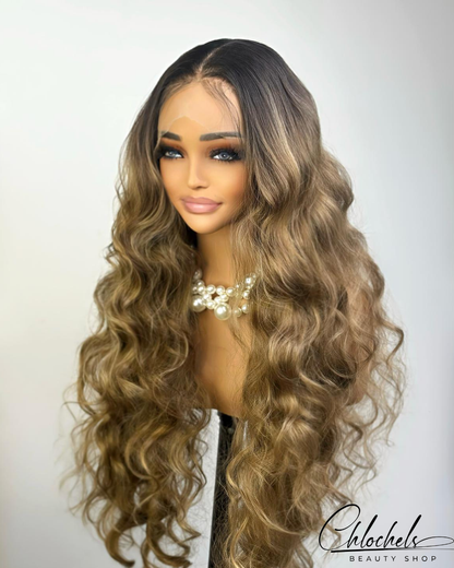Perruque Bouclée Méchée Miel – Volume XXL & Look Naturel