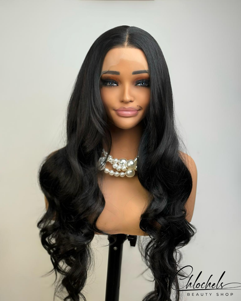 Perruque Noire Ondulée – Élégance Intense & Look Naturel