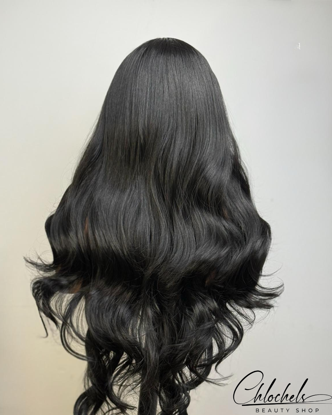 Perruque Noire Ondulée – Élégance Intense & Look Naturel